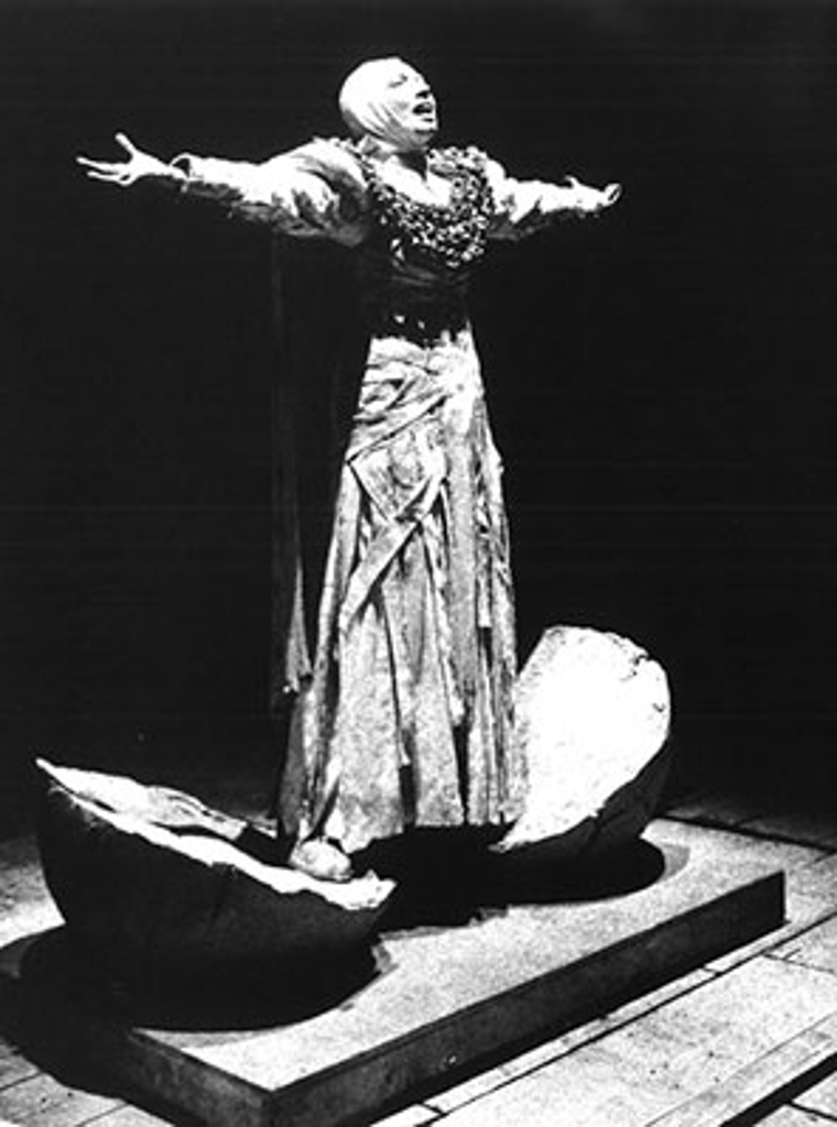 I costumi di Enrico Job esaltano la produzione discorsiva del corpo di Melato a partire dal ruolo di Cassandra in L&rsquo;Orestea di Luca Ronconi (1972) http://www.ateatro.org/mostra_ronconi_teatro.asp

