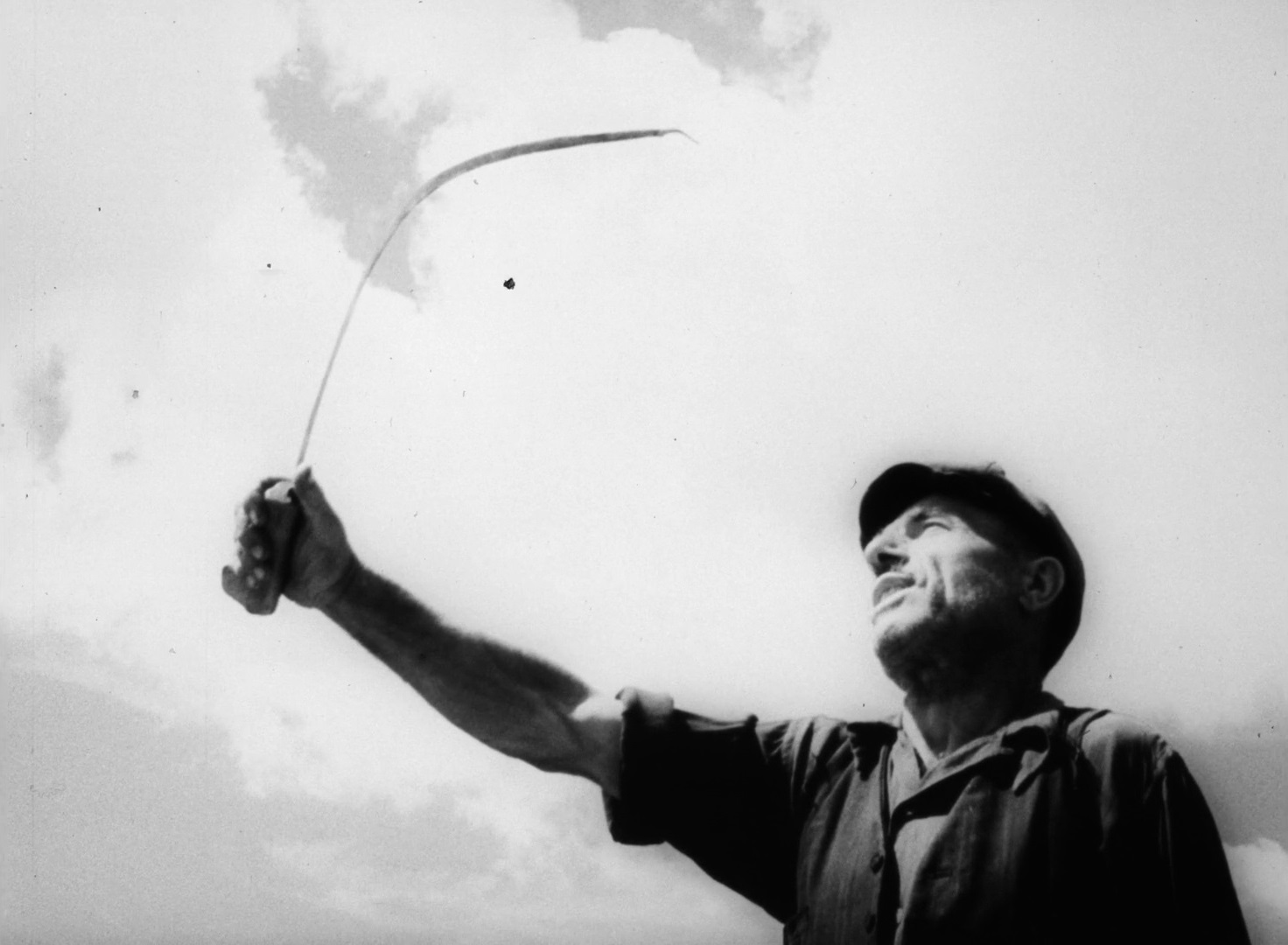 fig. 1 Scongiuro contro la pioggia, fotogramma da Magia lucana (1958) di Luigi Di Gianni
