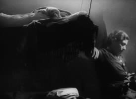 fig. 2 La naca (culla sospesa), fotogramma da Magia lucana (1958) di Luigi Di Gianni
