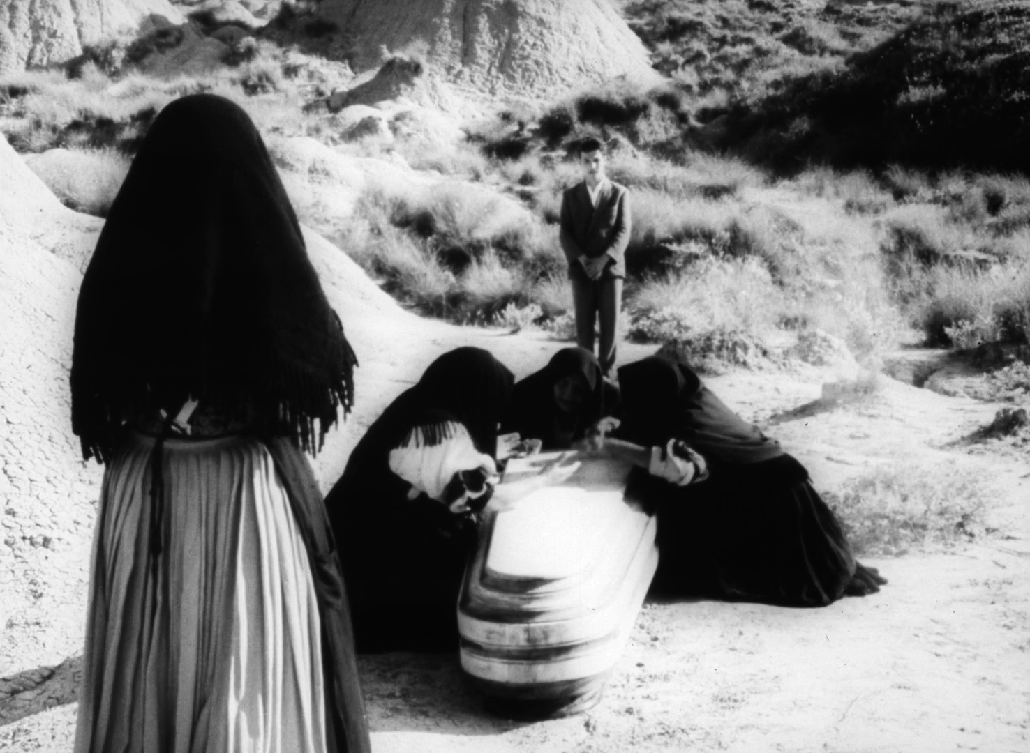 fig. 3 Lamento funebre girato a Pisticci, fotogramma da Magia lucana (1958) di Luigi Di Gianni
