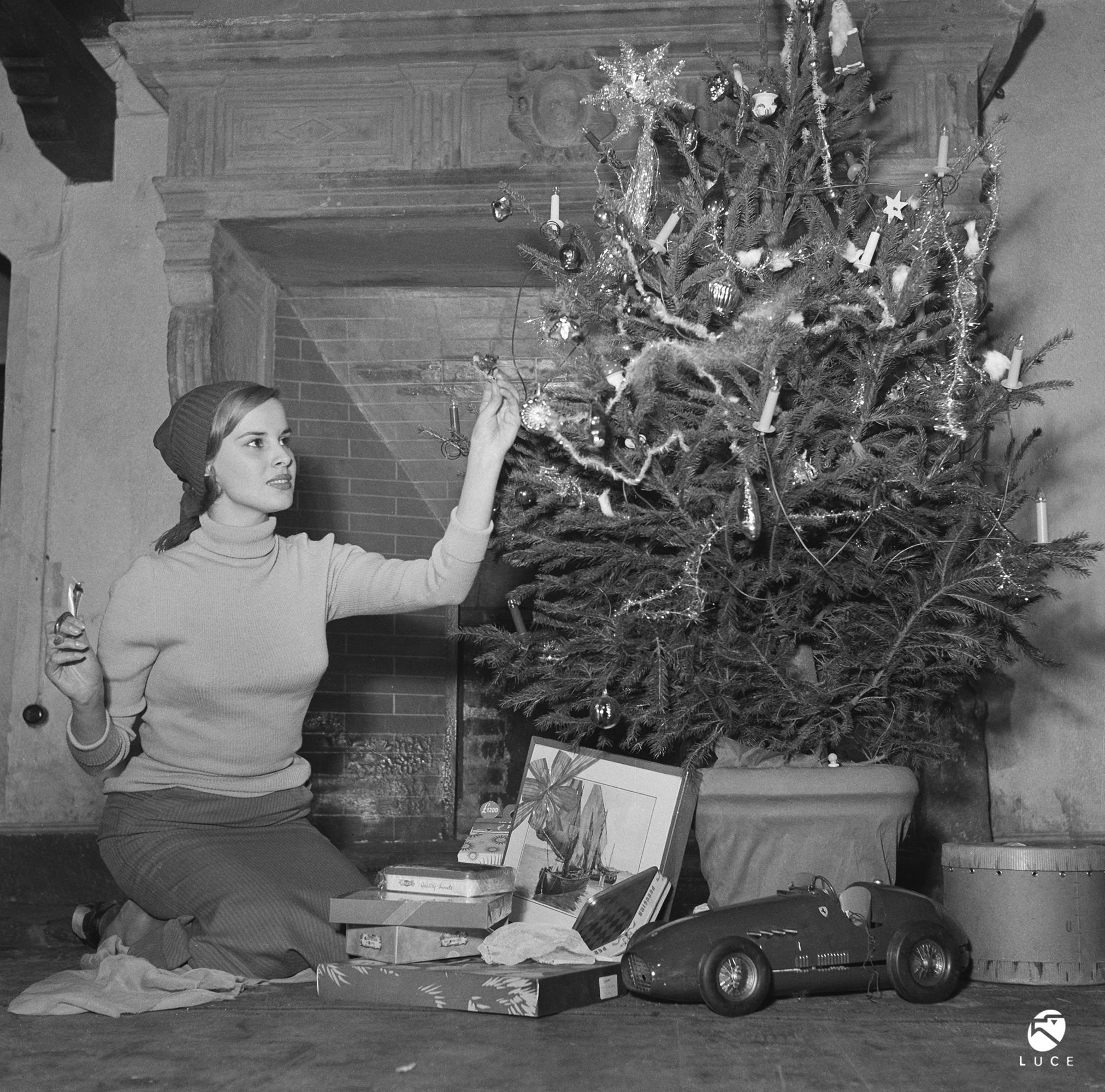 Fig. 1 Antonella Lualdi addobba l&rsquo;albero di Natale, 1959? Materiale fotografico Archivio Storico Istituto Luce Cinecitt&agrave;.
