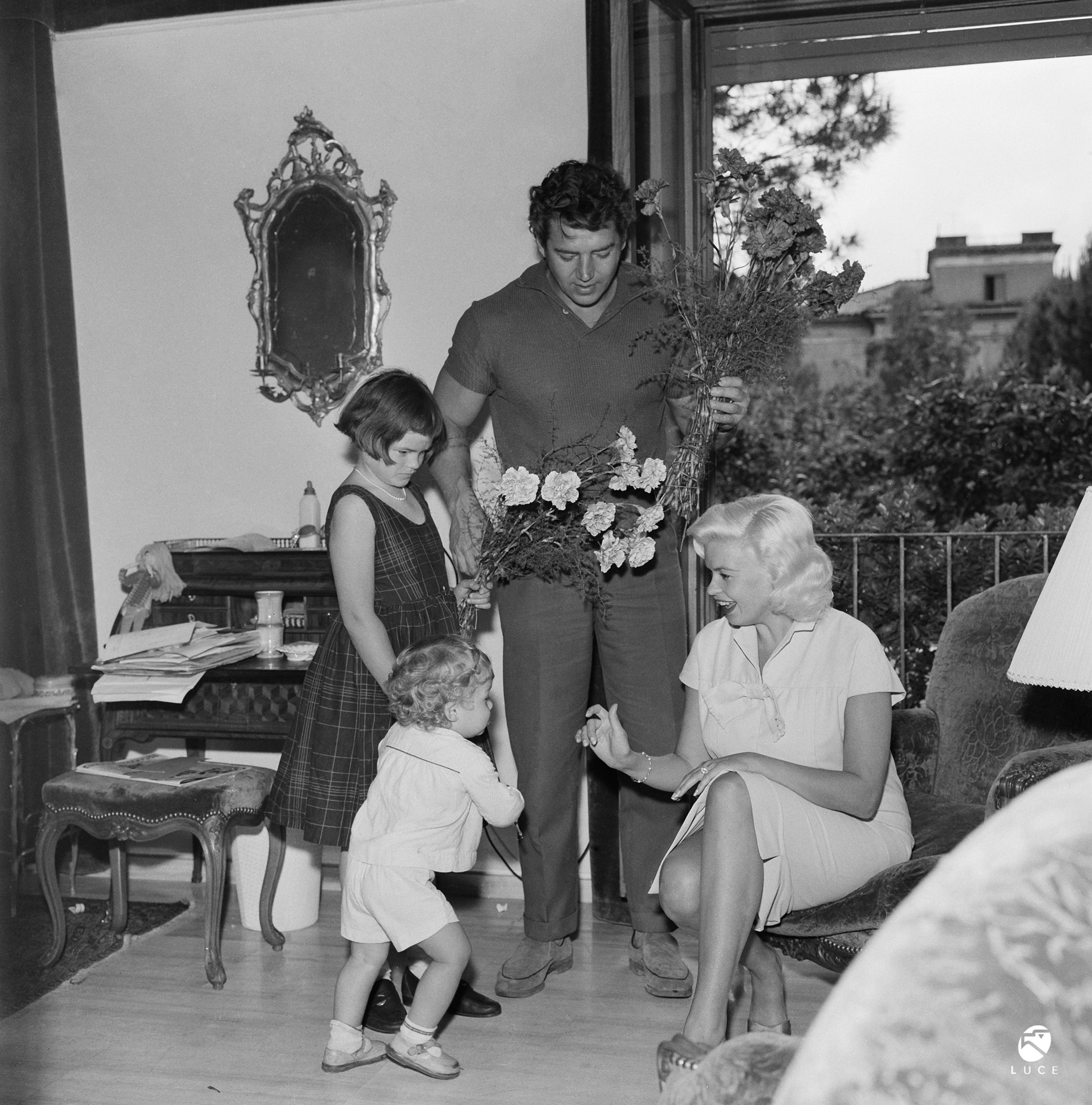 Fig. 2 Jayne Mansfield con il marito e i figli,1960?, Materiale fotografico Archivio Storico Istituto Luce Cinecitt&agrave;.

