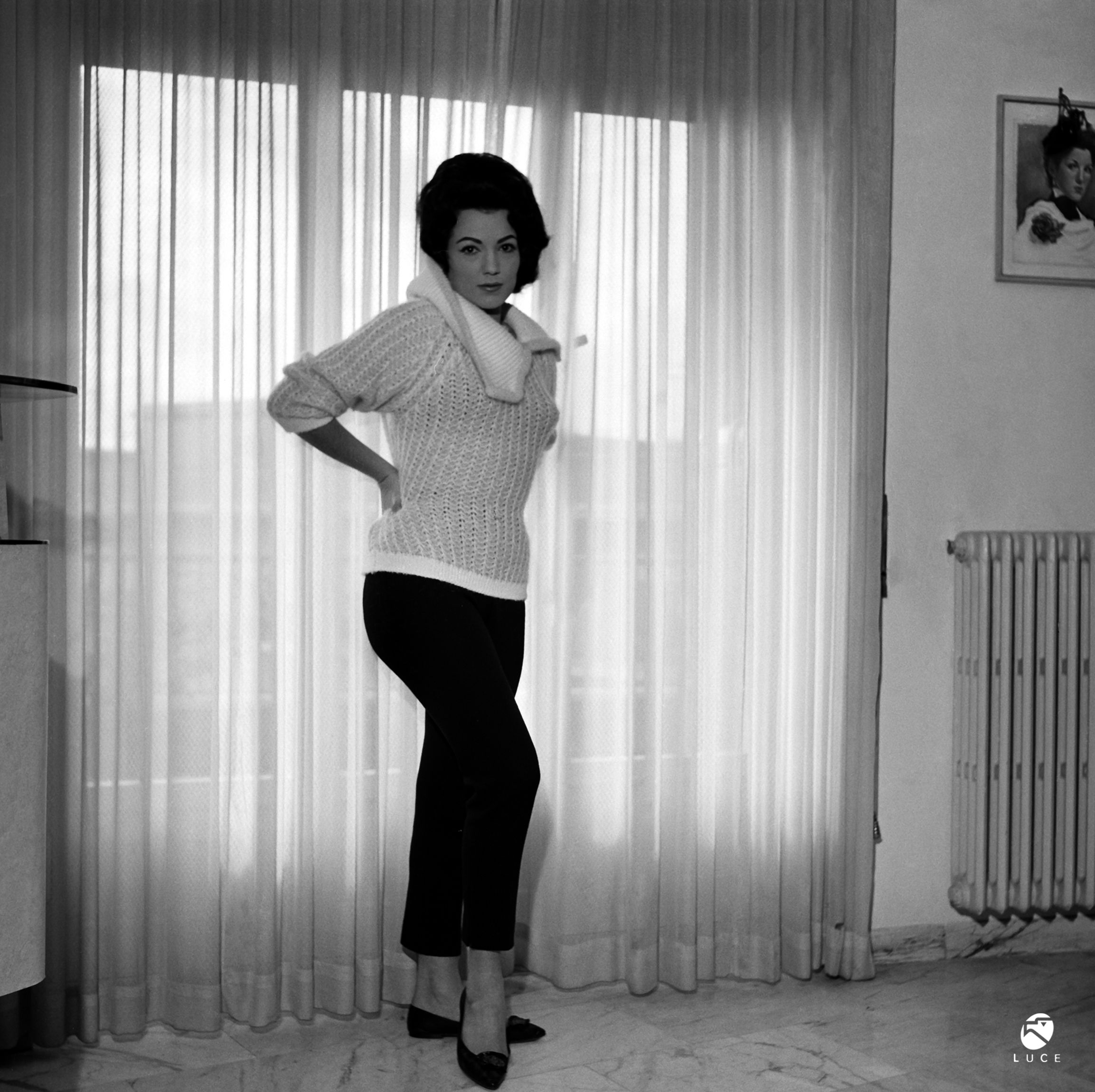 Fig.7 Maria Fiorenel salotto della sua casa, 1960? Materiale fotografico Archivio Storico Istituto Luce Cinecitt&agrave;.
