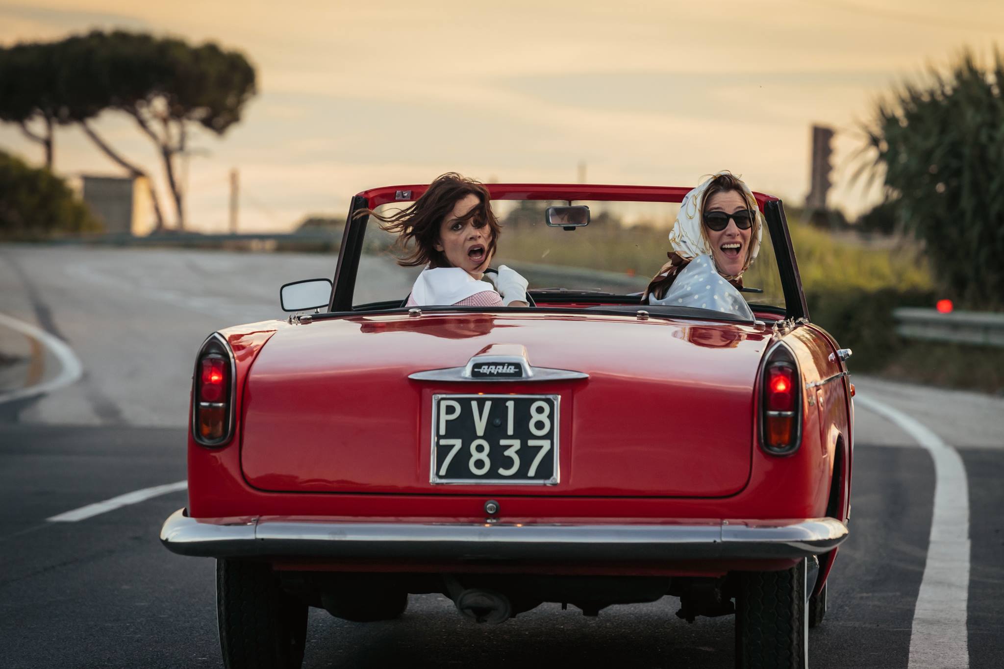 Valeria Bruni Tedeschi e Micaela Ramazzotti nel film La pazza gioia di Paolo Virz&igrave;, 2016
