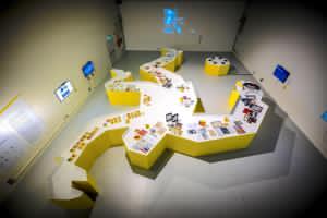 Fig. 1 Un&rsquo;immagine della mostra I sensi del giallo. Il corpo (del reato) tra inganno ed evidenza, a cura di Luisella Farinotti, Annalisa Pellino e Davide Rapp (Milano, Universit&agrave; IULM, 14 marzo-10 aprile 2025) &copy;Ufficio Comunicazione, Universit&agrave; IULM, Milano
