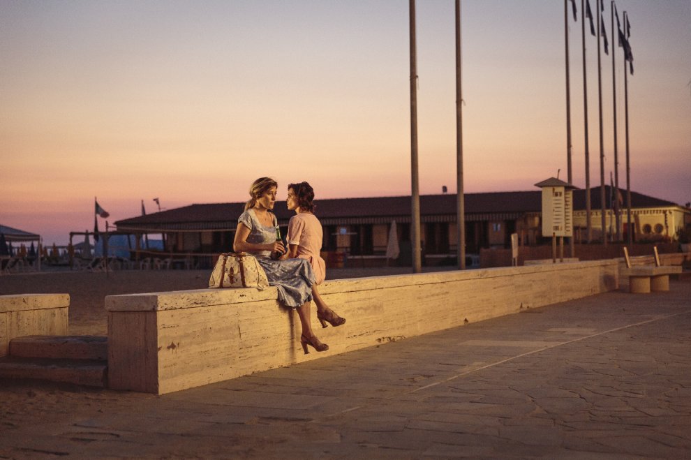 Valeria Bruni Tedeschi e Micaela Ramazzotti nel film La pazza gioia, di Paolo Virz&igrave;, 2016
