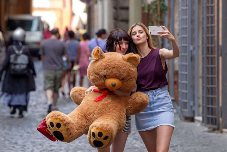 Fig. 4 Chiara e Ludovica consumano la loro improvvisa ricchezza
