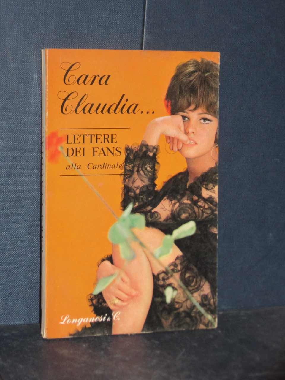 Fig. 3 Copertina del libro Cara Claudia&hellip; Lettere dei fans alla Cardinale, a cura di G. Grazzini, Milano, Longanesi, 1966
