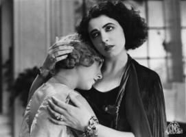 Fig. 6 Marcella Albani e Lia Franca sul set di Corte d&rsquo;assise (1930) di Guido Brignone
