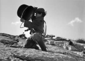 fig. 8 Vittorio De Seta, Peppeddu raccoglie il paiolo lanciato via dal fratello, Banditi a Orgosolo, 1961. Screenshot da terzi
