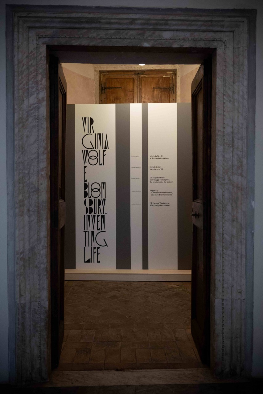 Fig. 2 Allestimento della mostra Virginia Woolf e Bloomsbury. Inventing Life, a cura di Nadia Fusini (Roma, Palazzo Altemps, 26 ottobre 2022-12 febbraio 2023). Foto di &copy;Studio Zabalik &copy;Electa
