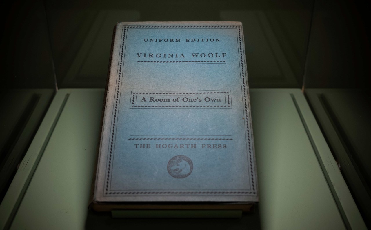 Fig. 3 Allestimento della mostra Virginia Woolf e Bloomsbury. Inventing Life, a cura di Nadia Fusini (Roma, Palazzo Altemps, 26 ottobre 2022-12 febbraio 2023). Foto di &copy;Studio Zabalik &copy;Electa
