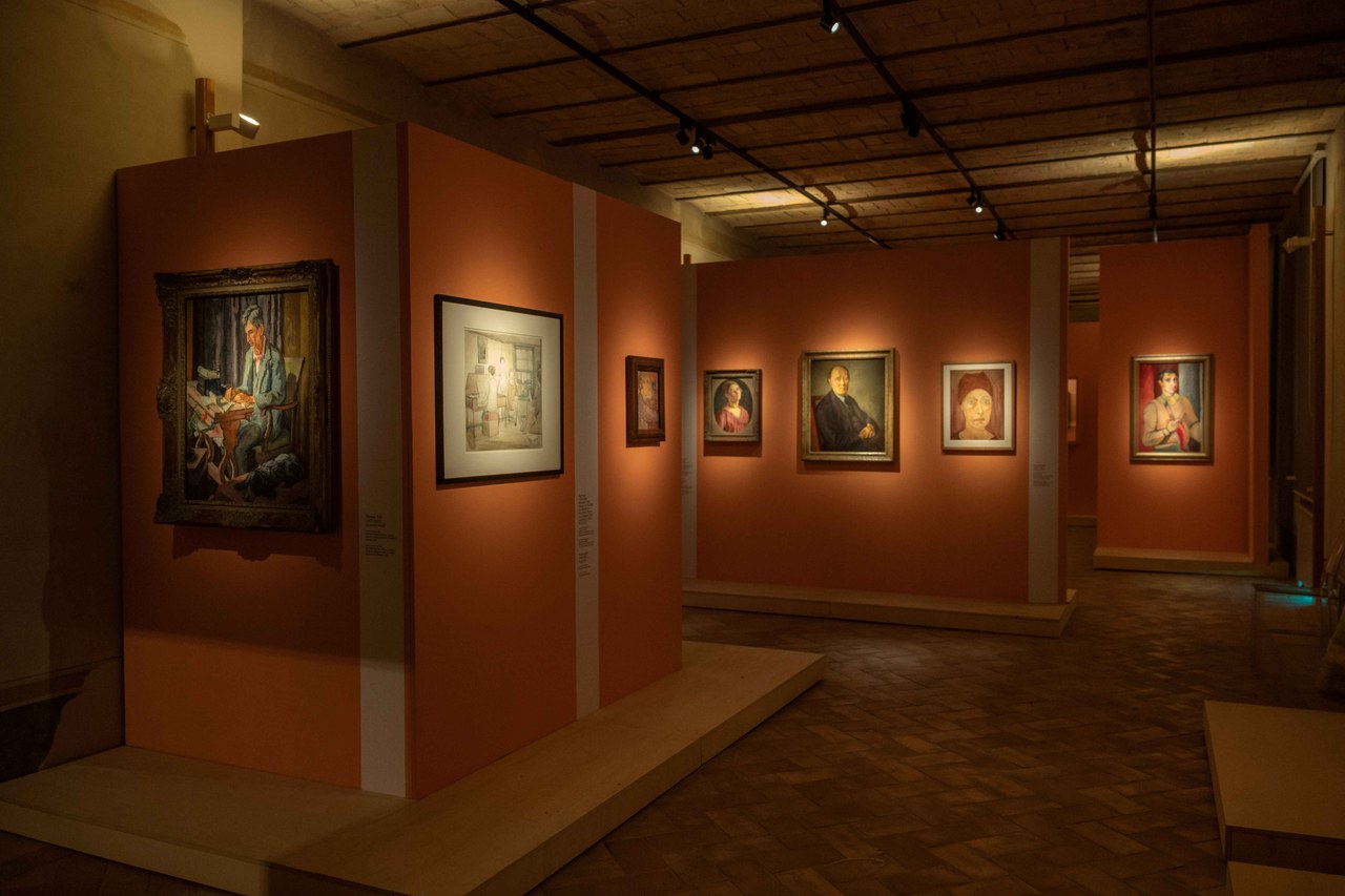 Fig. 4 Allestimento della mostra Virginia Woolf e Bloomsbury. Inventing Life, a cura di Nadia Fusini (Roma, Palazzo Altemps, 26 ottobre 2022-12 febbraio 2023). Foto di &copy;Studio Zabalik &copy;Electa
