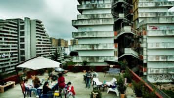 Una terrazza in mezzo alle Vele di Scampia in Gomorra - La serie
