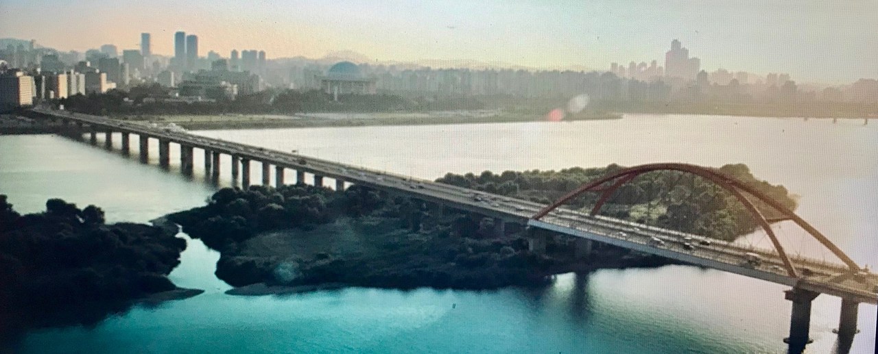 Fig. 1: Screenshot da terzi del film Castaway on the Moon, 2009. Regia: Lee Hey-Jun. Sceneggiatura: Lee Hey-Jun.
