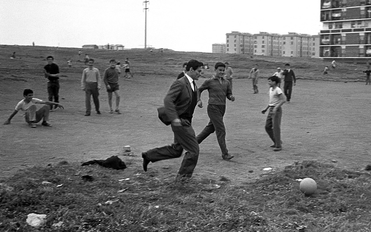 Pasolini gioca a calcio in un campo di periferia
