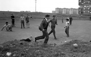 Pasolini gioca a calcio in un campo di periferia
