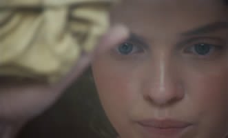 Fig. 6: Screenshot da terzi del film di E. Husson, Secret love (Mothering Sunday), 2021.

