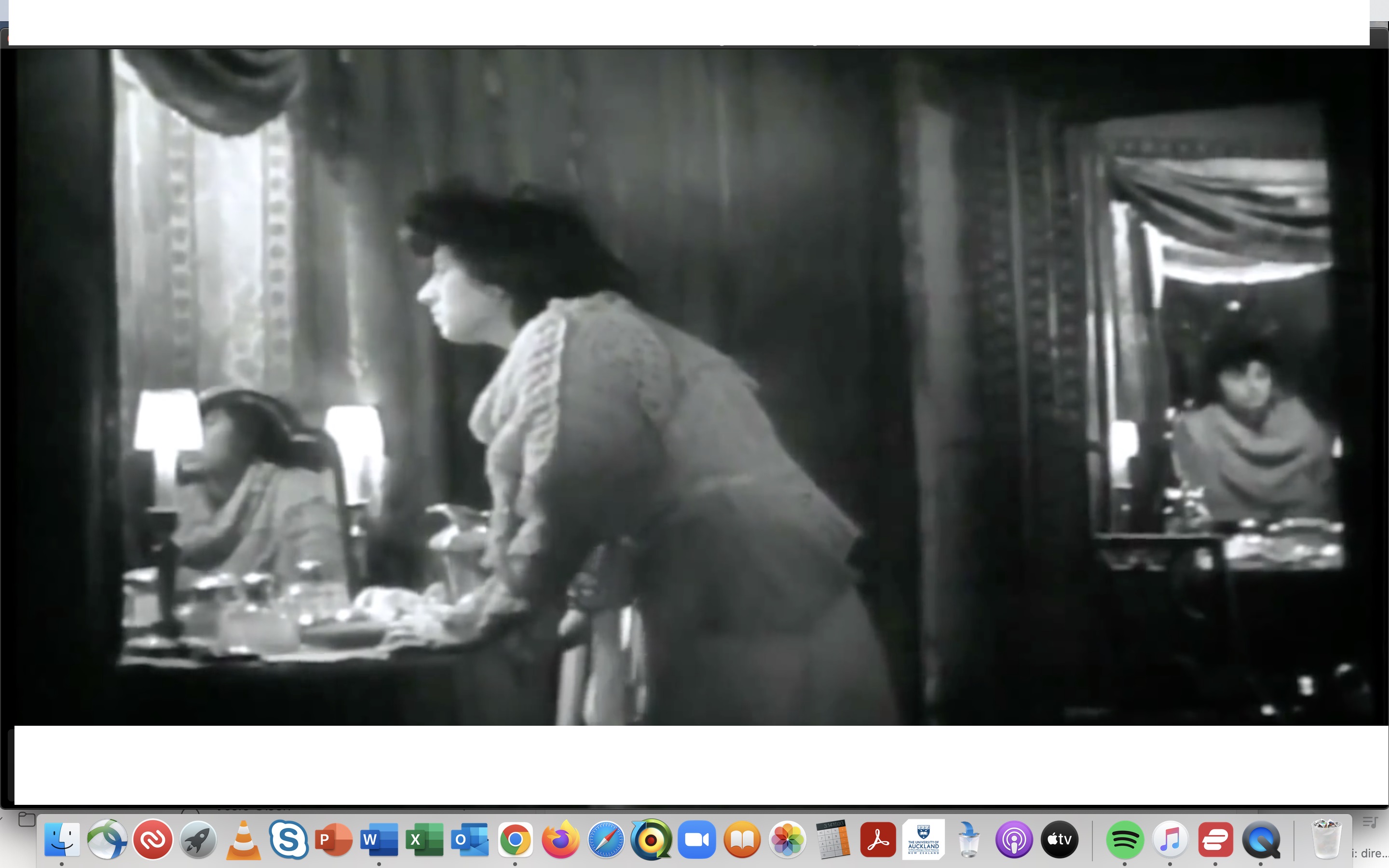 Fig. 1: Screenshot da terzi del film La voce umana (1948), regia di Roberto Rossellini.&nbsp;

