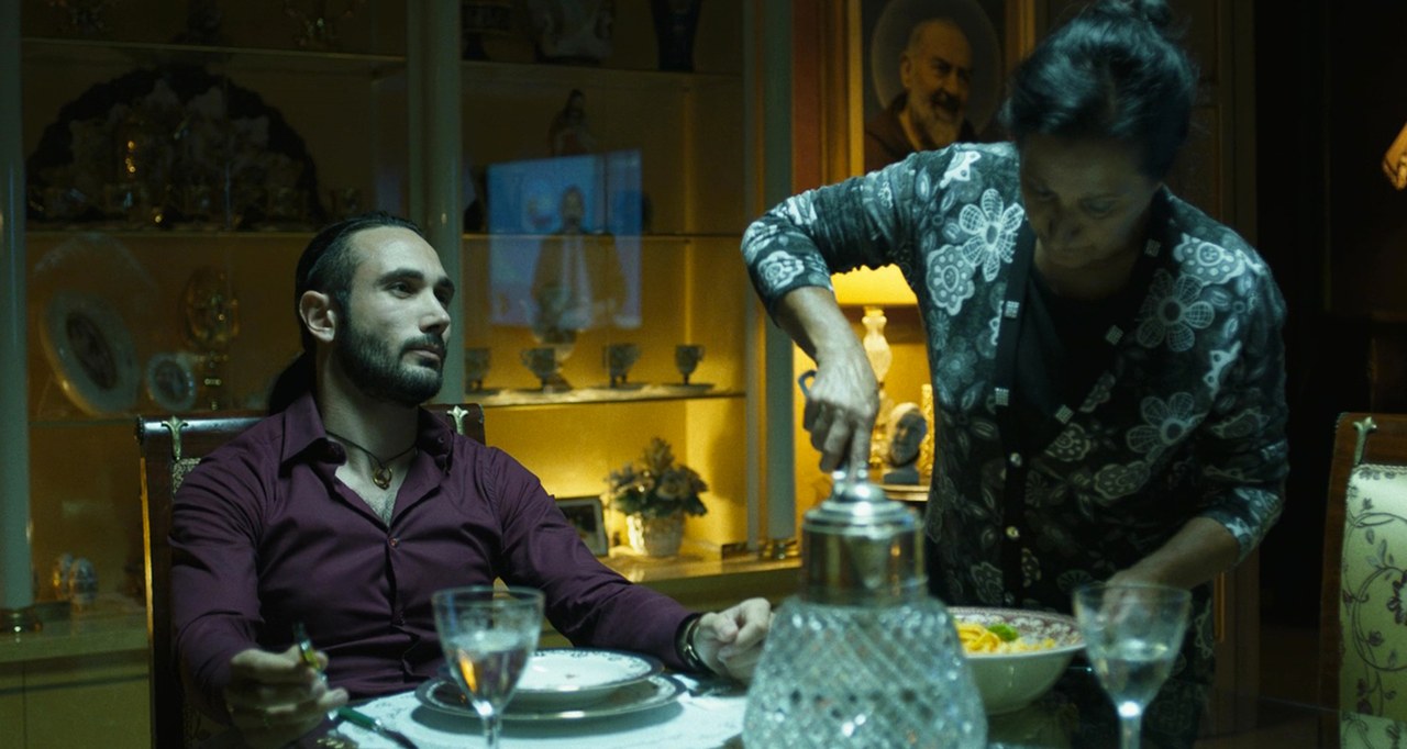 L&rsquo;arredo barocco a casa della madre di Salvatore Conte
