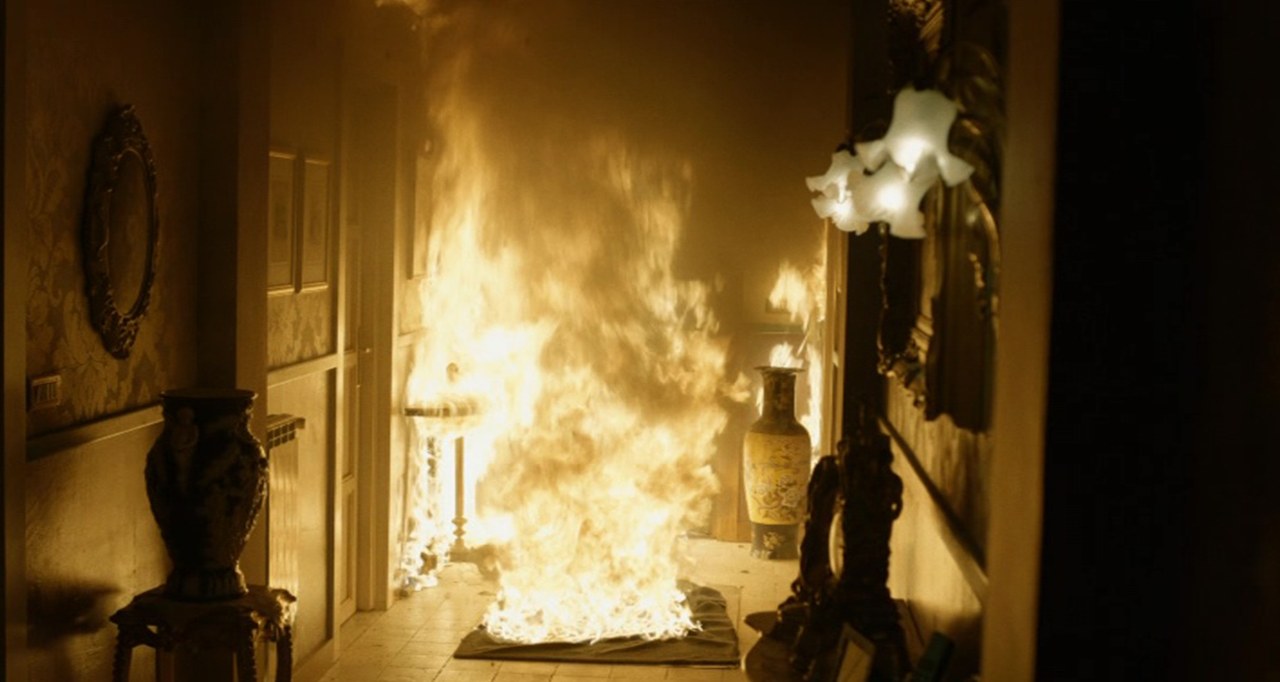 Il fuoco appiccato all&rsquo;esterno invade la casa della madre di Salvatore Conte
