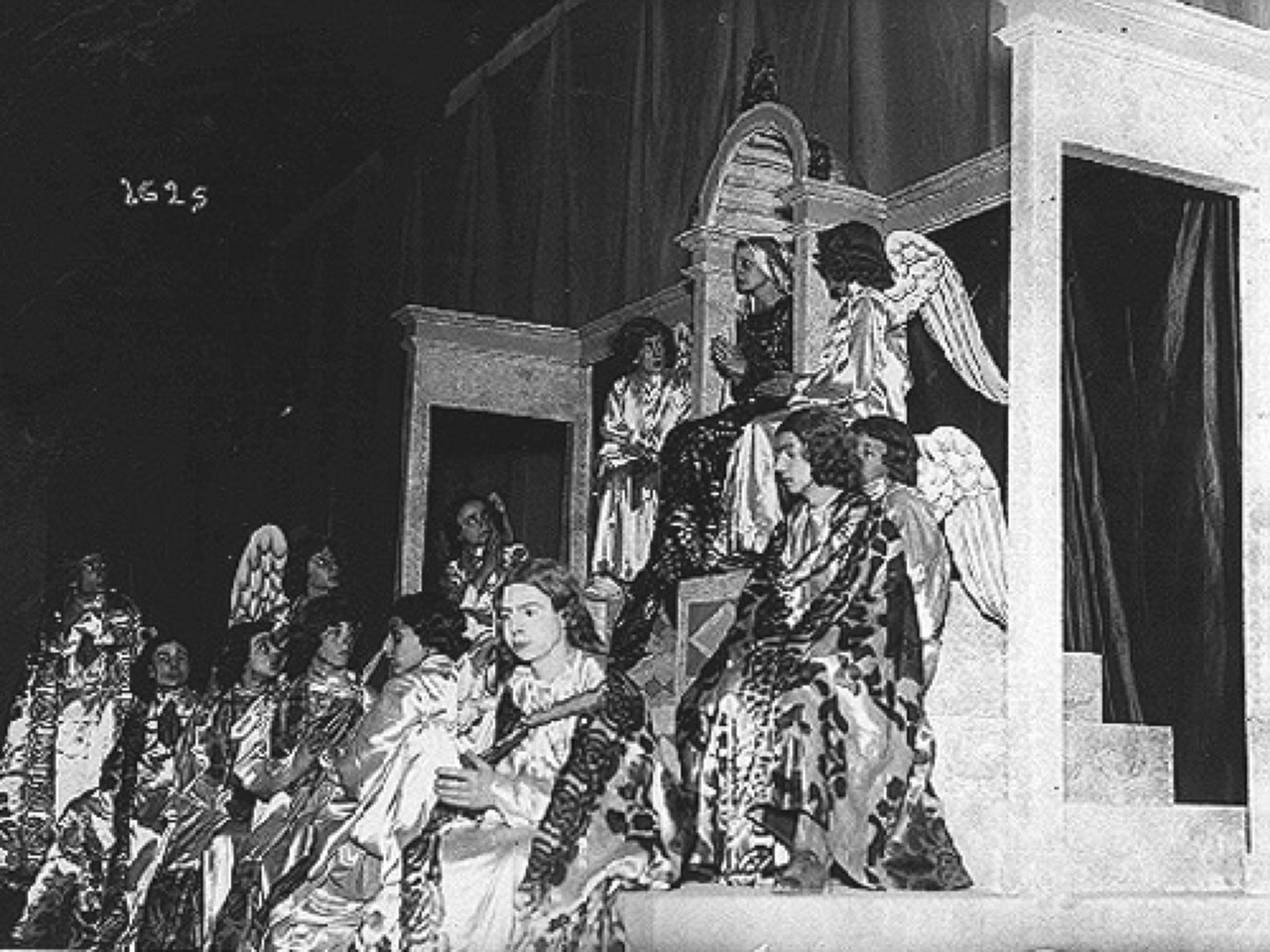 Rina Morelli-Vergine Maria in trono per La rappresentazione di Sant&rsquo;Uliva, regia di Jacques Copeau, 1933 (Archivio Multimediale Attori Italiani, www.memoria-attori.amati.fupress.net).
