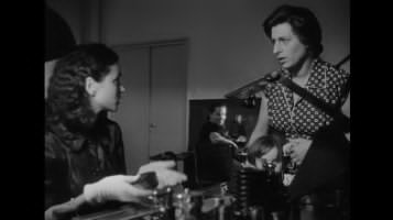 Fig. 1 Maddalena Cecconi (Anna Magnani) con la figlia Maria (Tina Apicella) e le montatrici Liliana Mancini e Nella Nannuzzi, che interpretano se stesse al lavoro negli stabilimenti di Cinecitt&agrave; in &ldquo;Bellissima&rdquo; (1951)
