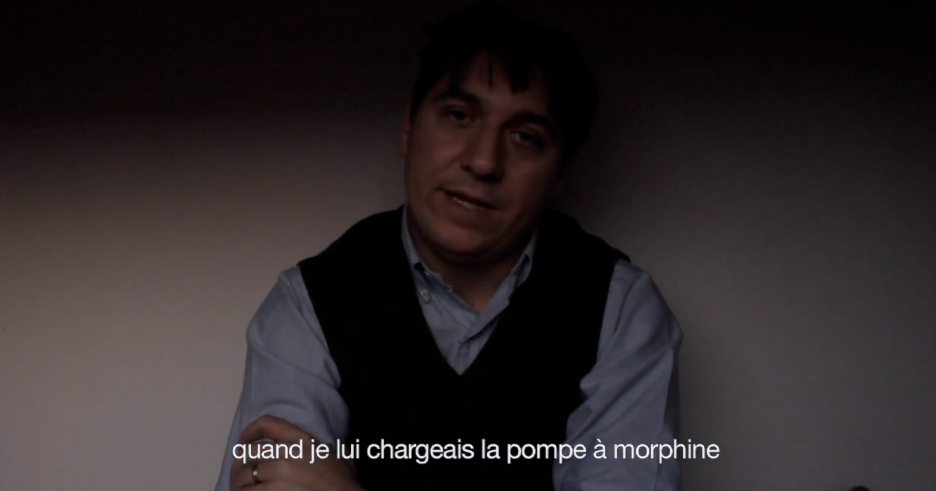 Intervista al fratello (Screenshot da terzi del film Casa, 2013).
