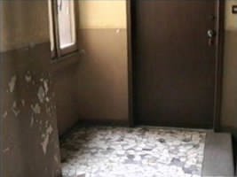 Il pianerottolo della casa di Corso Genova (Screenshot da terzi del film Autobiografia di una casa di Alice Guareschi, 2002).
