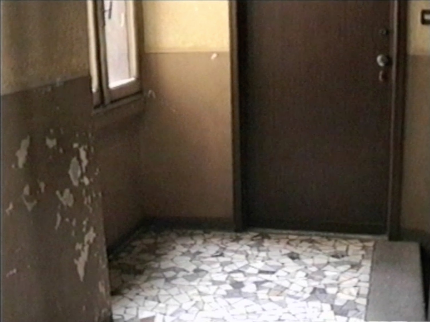 Il pianerottolo della casa di Corso Genova (Screenshot da terzi del film Autobiografia di una casa di Alice Guareschi, 2002).
