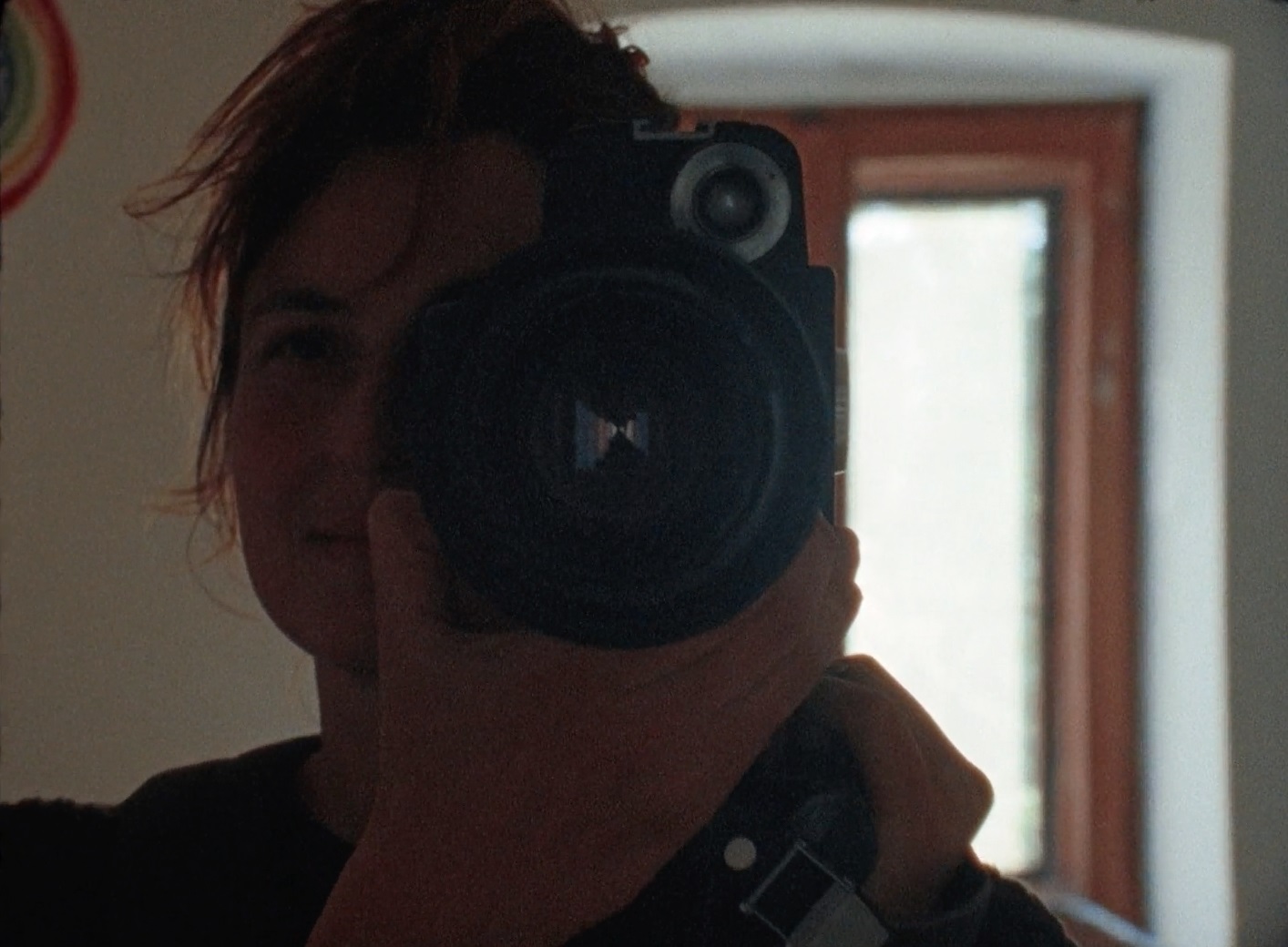 La regista si specchia con la sua cinepresa (Screenshot da terzi del film Quattro strade di Alice Rohrwacher, 2020).
