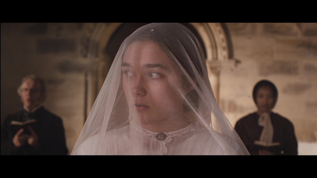 Fig. 1: Katherine (Florence Pugh) priogioniera del velo nuziale in Lady Macbeth (2016) di W. Oldroyd. Screenshot da terzi del film.
