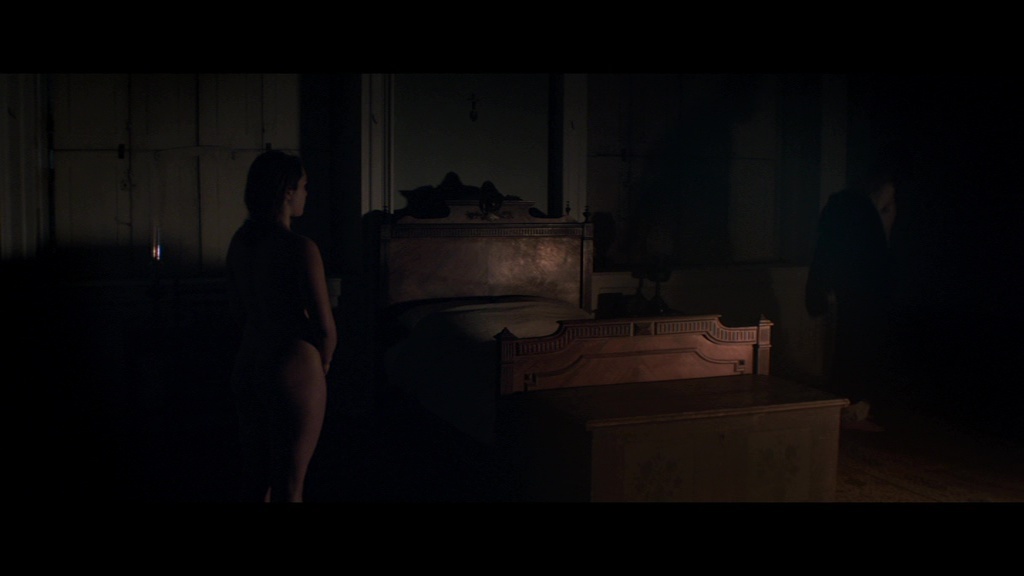 Fig. 2: Katherine, nuda prigioniera della camera matrimoniale in Lady Macbeth (2016) di W. Oldroyd. Screenshot da terzi del film.
