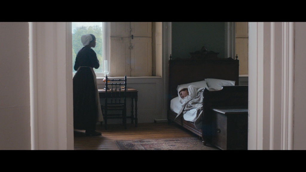 Fig. 3: L&rsquo;ambigua relazione fra Katherine e la domestica Anna (Naomi Ackie) in Lady Macbeth (2016) di W. Oldroyd. Screenshot da terzi del film.
