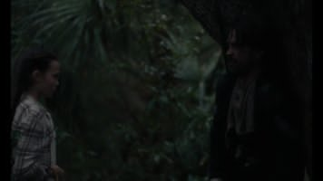 Fig. 6: L&rsquo;incontro fra la giovane Amelia (Oona Laurence) e il caporale John McBurney (Colin Farrell) in L&rsquo;inganno (The Beguiled, 2017) di S. Coppola. Screenshot da terzi del film.
