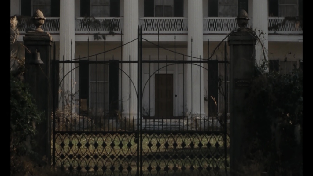 Fig. 8: Un cancello chiuso sul destino maschile in L&rsquo;inganno (The Beguiled, 2017) di S. Coppola. Screenshot da terzi del film.

