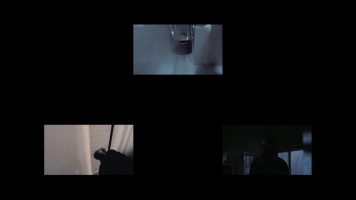 Fig. 4 Un&rsquo;immagine della video-installazione 10/100/1000 modi di finire ammazzati nel giallo italiano proiettata in occasione della mostra I sensi del giallo. Il corpo (del reato) tra inganno ed evidenza (Milano, Universit&agrave; IULM, 14 marzo-10 aprile 2025)
