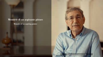 Fig. 1 Un frame della videointervista inedita a Orhan Pamuk Memorie di un aspirante pittore proiettata in uno degli spazi espositivi della mostra Orhan Pamuk. Parole e immagini, a cura di Edoardo Pepino (Fontanellato (PR), Labirinto della Masone di Franco Maria Ricci, 18 novembre 2023-17 marzo 2024)
