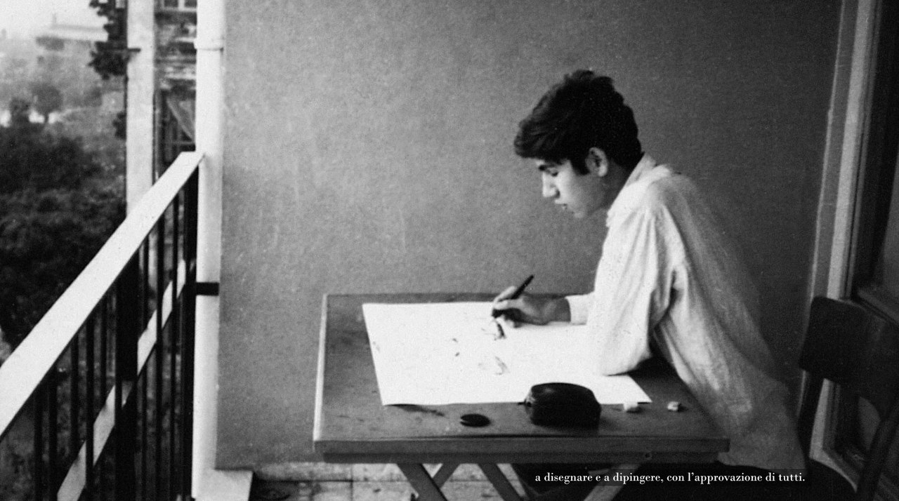 Fig. 2 Un frame della videointervista inedita a Orhan Pamuk Memorie di un aspirante pittore proiettata in uno degli spazi espositivi della mostra Orhan Pamuk. Parole e immagini, a cura di Edoardo Pepino (Fontanellato (PR), Labirinto della Masone di Franco Maria Ricci, 18 novembre 2023-17 marzo 2024)
