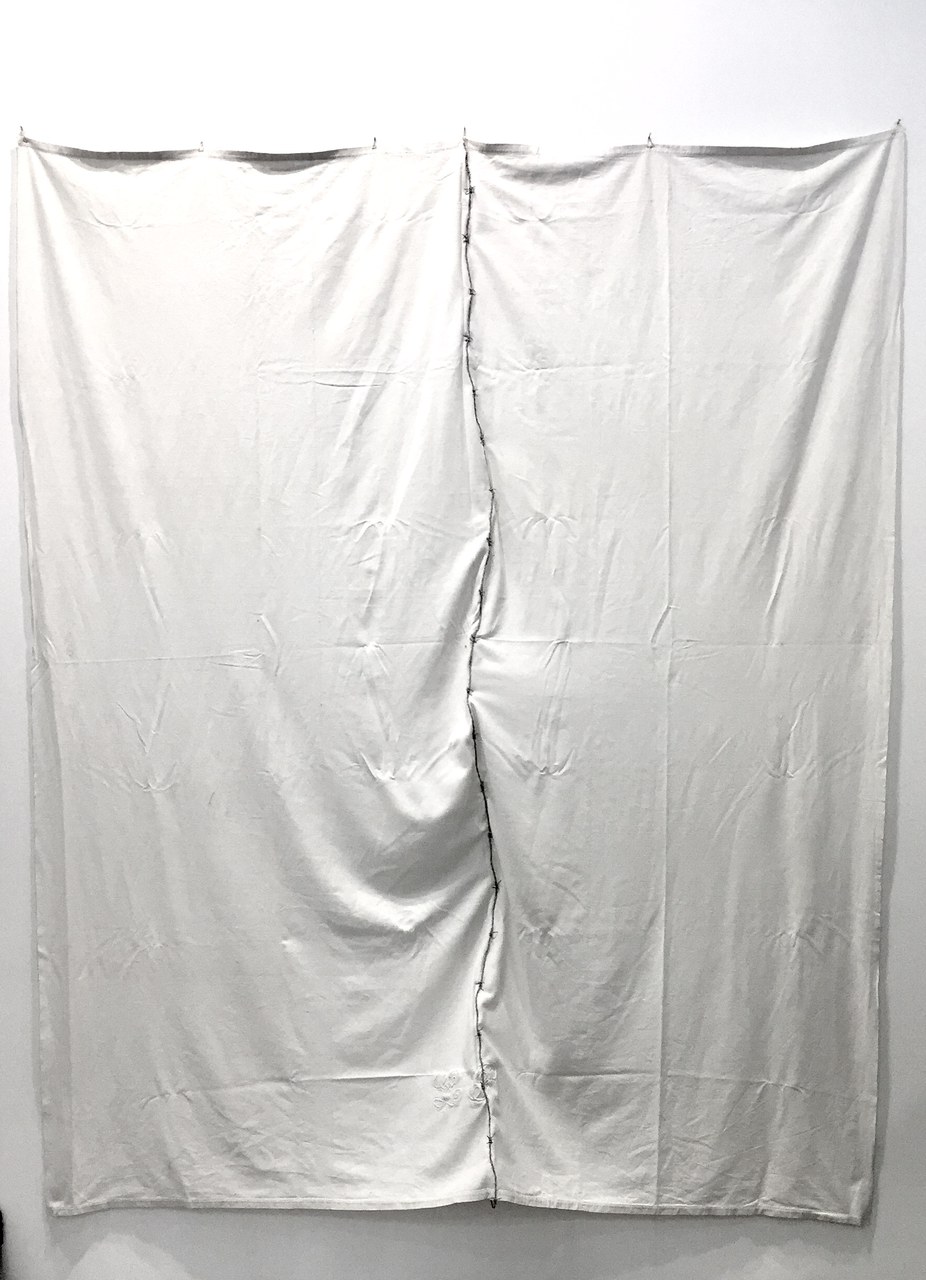 Silvia Giambrone, &quot;Borders n. 2&quot;, 2018, filo spinato cucito su lenzuolo matrimoniale, 250 x 200 cm

