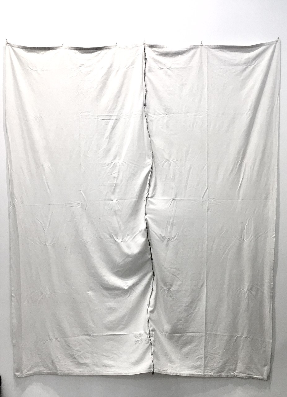 Silvia Giambrone, &quot;Borders n. 2&quot;, 2018, filo spinato cucito su lenzuolo matrimoniale, 250 x 200 cm
