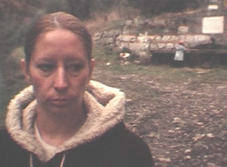 Negli ultimi fotogrammi Laura, corrucciata, sfugge con lo sguardo la cinepresa. Luca Ferro, Trascorrere con Laura, 8mm, 1974-2021. Per gentile concessione dell&rsquo;autore.
