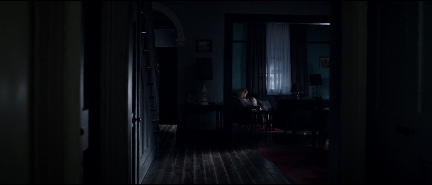 Figg. 2-3: Lo spazio domestico cupo di The Babadook (J. Kent, 2014). Screenshot da terzi del film
