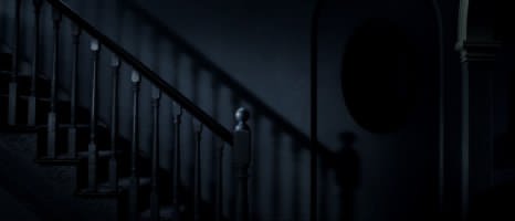 Figg. 2-3: Lo spazio domestico cupo di The Babadook (J. Kent, 2014). Screenshot da terzi del film.
