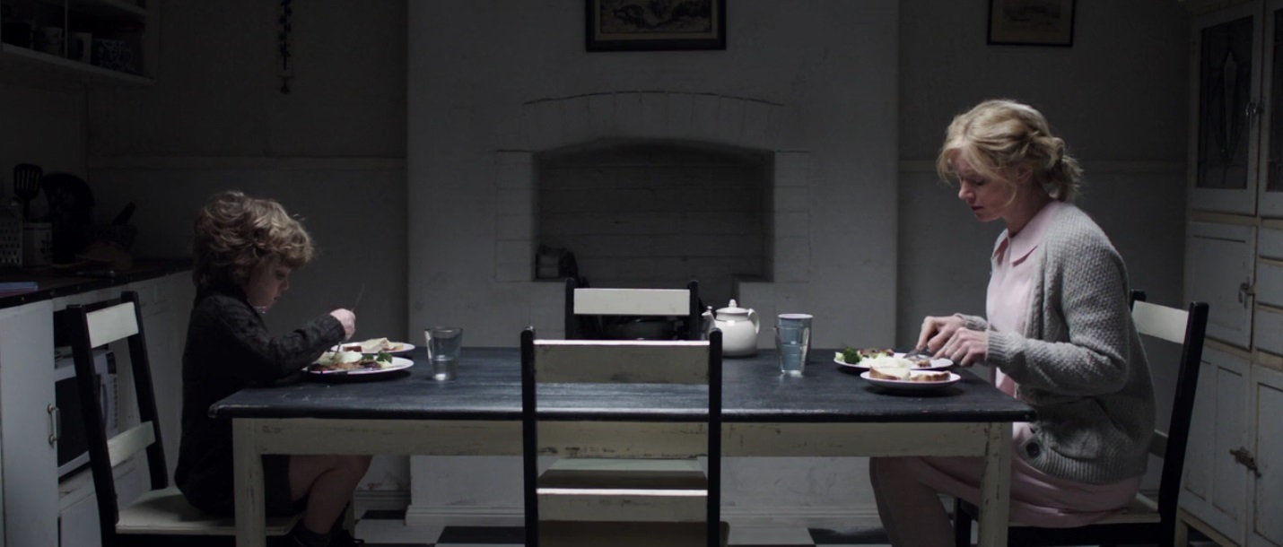 Figg. 4-5: La cucina in disordine e l&rsquo;ambiente spoglio in The Babadook (J. Kent, 2014). Screenshot da terzi del film.
