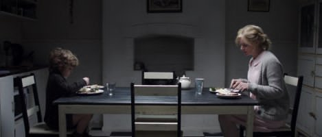 Figg. 4-5: La cucina in disordine e l&rsquo;ambiente spoglio in The Babadook (J. Kent, 2014). Screenshot da terzi del film.
