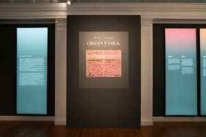 Fig. 1 Allestimento della mostra Orhan Pamuk. Parole e immagini, a cura di Edoardo Pepino (Fontanellato (PR), Labirinto della Masone di Franco Maria Ricci, 18 novembre 2023-17 marzo 2024)&nbsp;&copy;Labirinto della Masone
