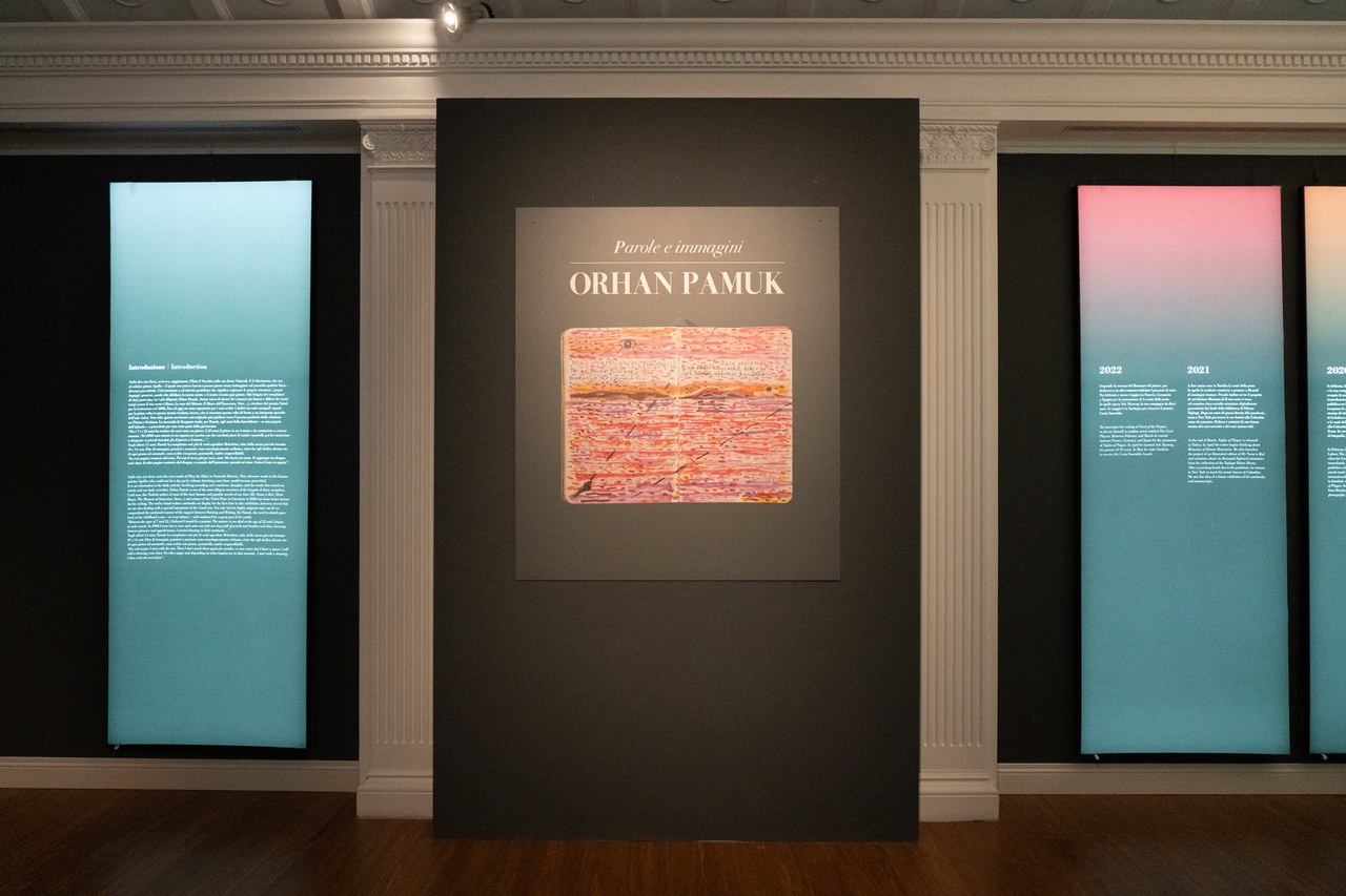 Fig. 1 Allestimento della mostra Orhan Pamuk. Parole e immagini, a cura di Edoardo Pepino (Fontanellato (PR), Labirinto della Masone di Franco Maria Ricci, 18 novembre 2023-17 marzo 2024)&nbsp;&copy;Labirinto della Masone
