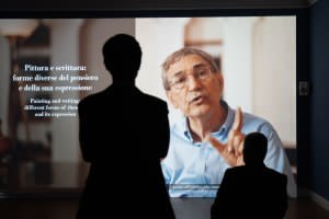 Fig. 4 Proiezione della videointervista inedita a Orhan Pamuk Memorie di un aspirante pittore in uno degli spazi espositivi della mostra Orhan Pamuk. Parole e immagini, a cura di Edoardo Pepino (Fontanellato (PR), Labirinto della Masone di Franco Maria Ricci, 18 novembre 2023-17 marzo 2024) &copy;Labirinto della Masone
