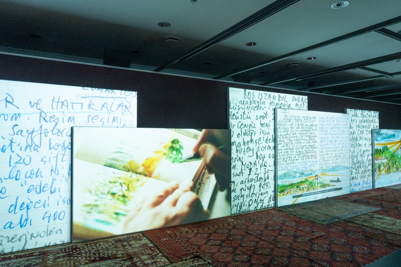 Fig. 5 Allestimento della mostra Orhan Pamuk. Parole e immagini, a cura di Edoardo Pepino (Fontanellato (PR), Labirinto della Masone di Franco Maria Ricci, 18 novembre 2023-17 marzo 2024) &copy;Labirinto della Masone
